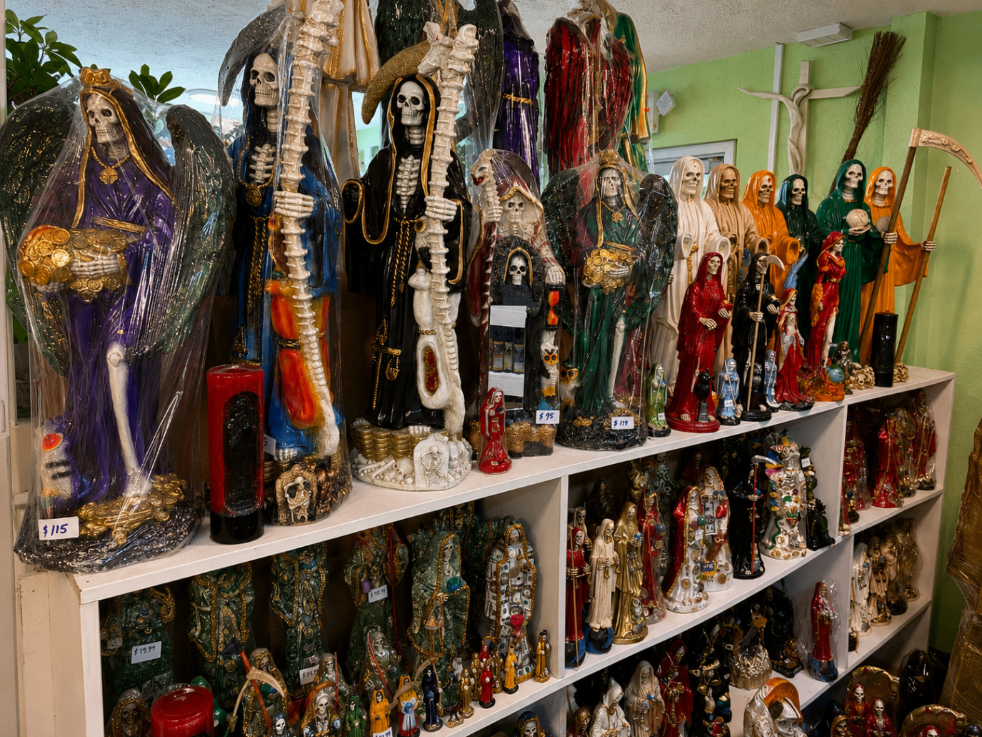 Gran exhibición de figuras de Santa Muerte en varios colores y tamaños