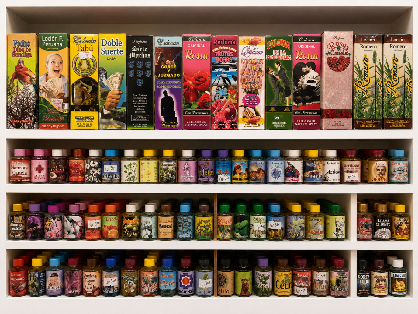 Estante de colonias esotéricas, aceites rituales y perfumes espirituales
