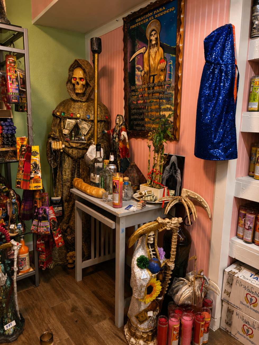 Espacio de Santa Muerte con altar, ofrendas y cuadro dentro de la tienda